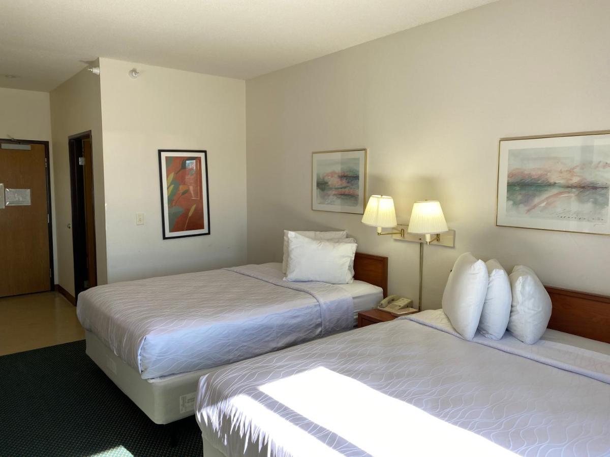 Carlyle Inn & Suites Extérieur photo