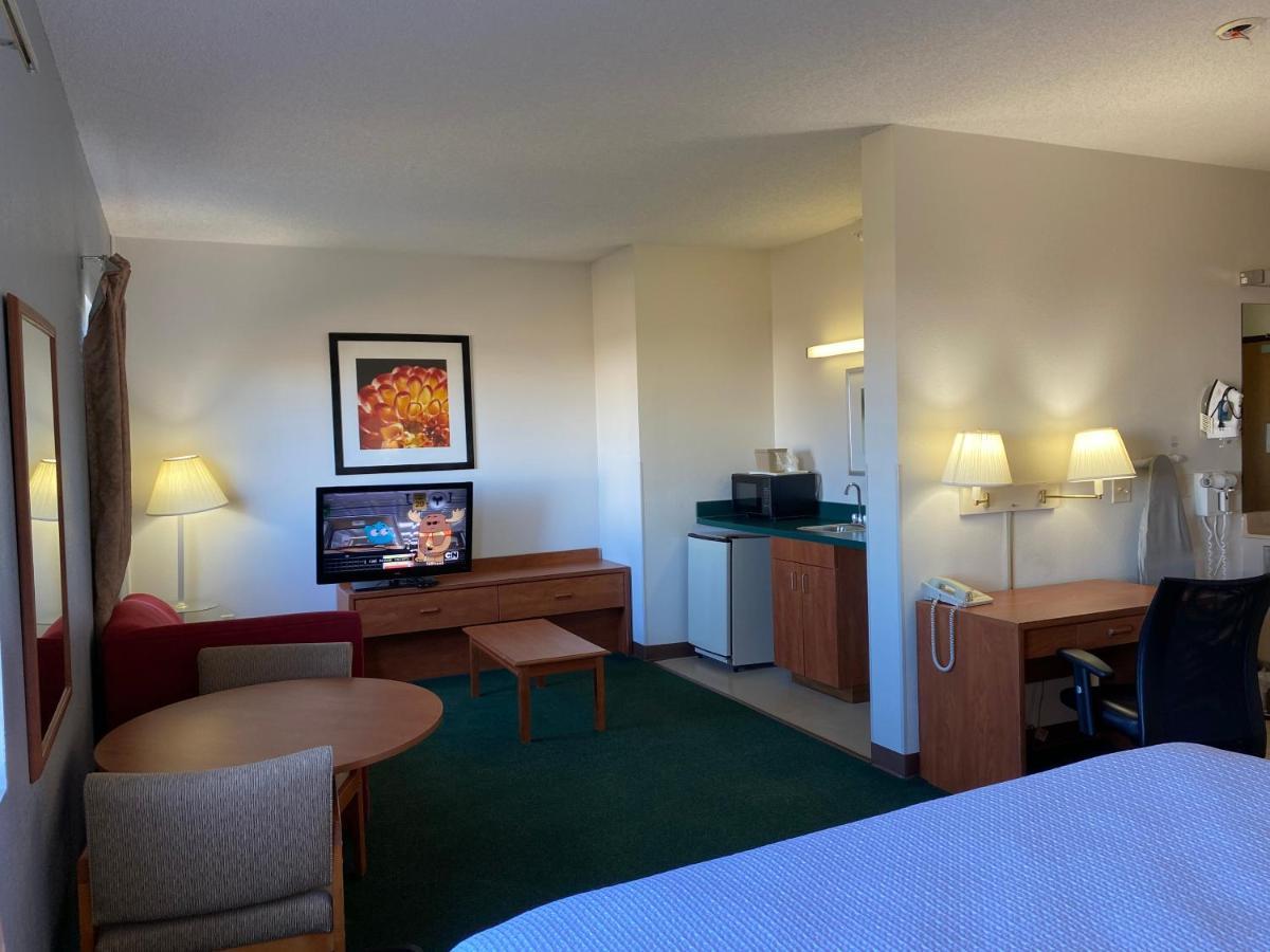 Carlyle Inn & Suites Extérieur photo