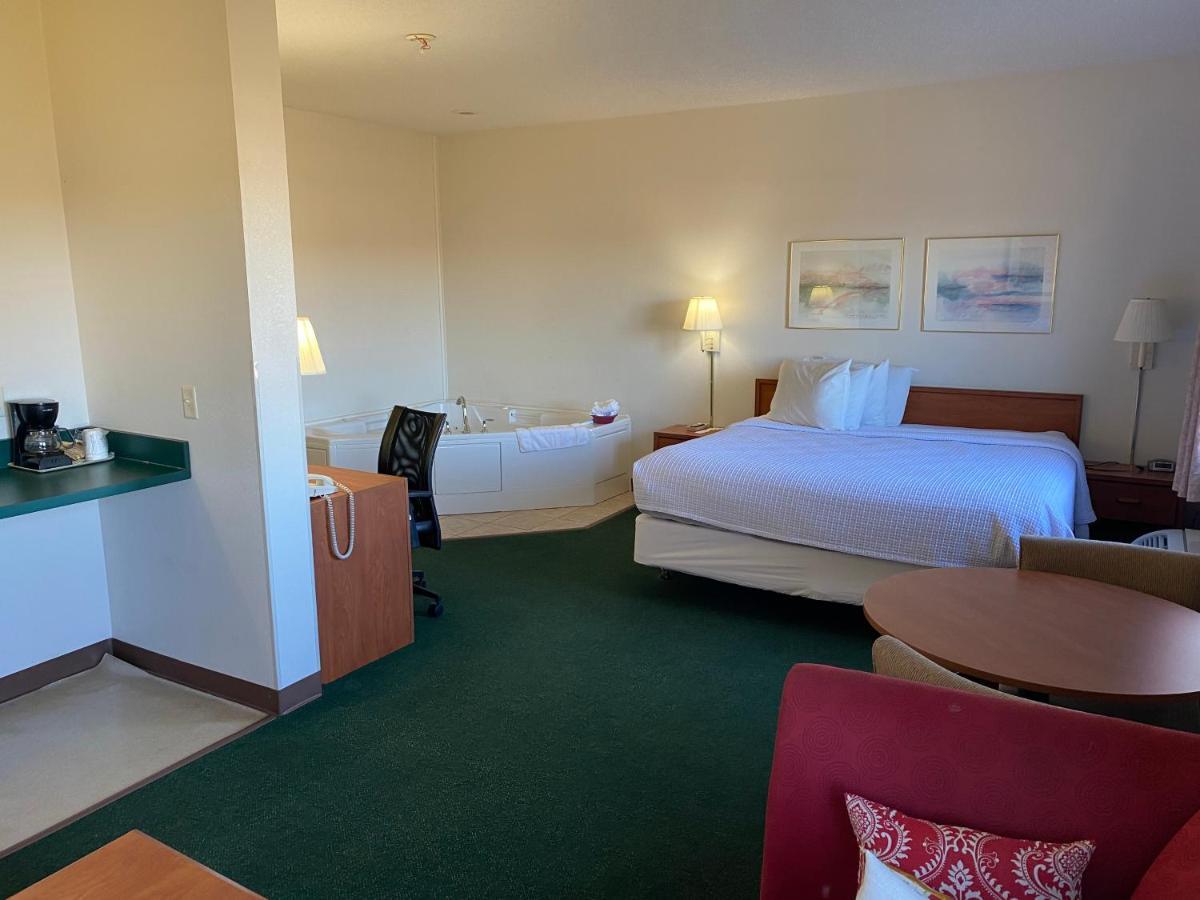 Carlyle Inn & Suites Extérieur photo