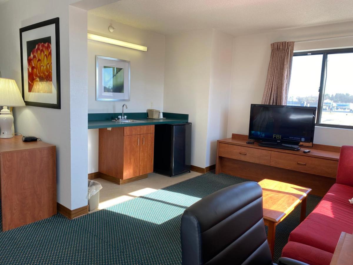 Carlyle Inn & Suites Extérieur photo